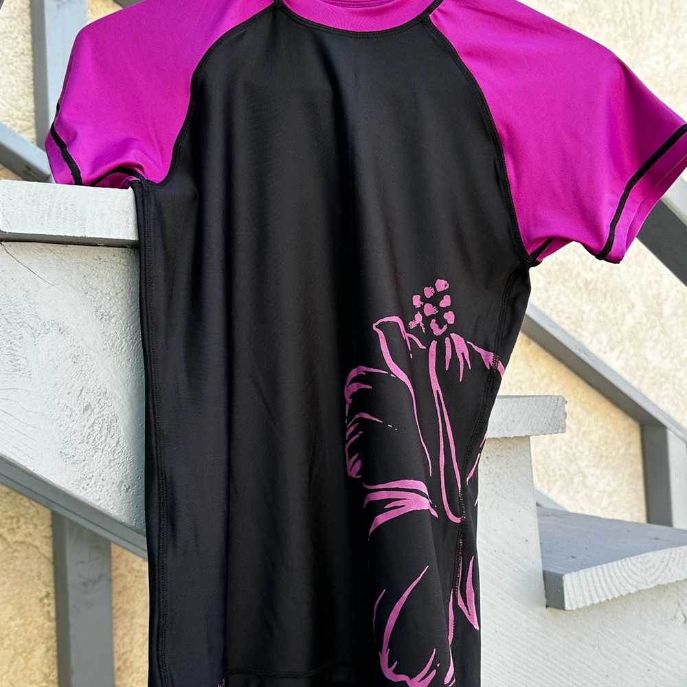 NWT Women’s Burnside Rash Guard